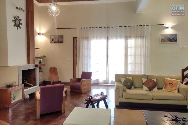 OFIM immobilier offre en location une charmante villa F5 entièrement meublée dans une résidence sécurisée 24/24 à Ivato.DISPONIBLE DE SUITE