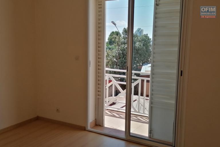 À louer un appartement non meublé de type T4 au 1er étage d'un bâtiment de R+2 dans une résidence avec accès facile et à 5 minutes de l'aéroport sis à Mandrosoa Ivato