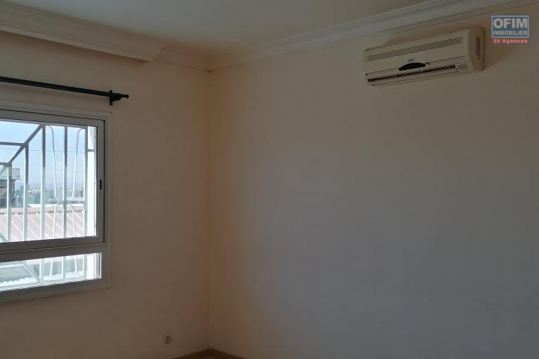 À louer un appartement non meublé de type T4 au 1er étage d'un bâtiment de R+2 dans une résidence avec accès facile et à 5 minutes de l'aéroport sis à Mandrosoa Ivato