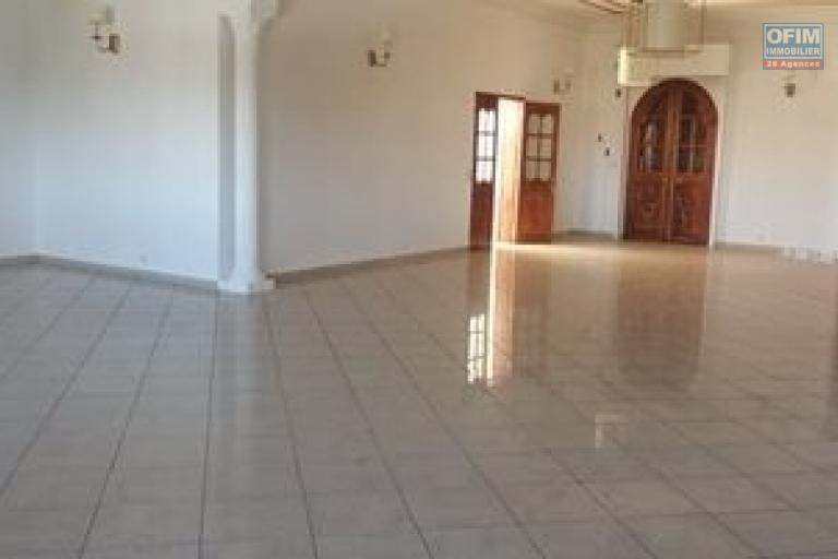 A louer une splendide villa F9 de style Mansart qui se trouve dans une propriété de 2000 m2 avec piscine à Ambohibao