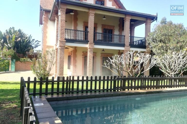 Une villa F5 traditionnelle avec piscine dans une résidence à Ankorondrano