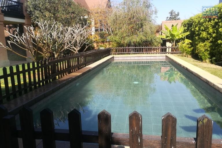 Une villa F5 traditionnelle avec piscine dans une résidence à Ankorondrano