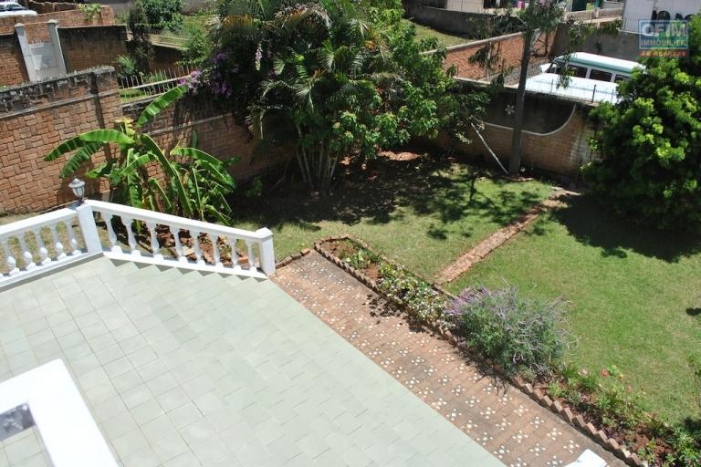 A louer une villa à étage F5, dans un quartier calme , en sécurité ,avec vue sur le lac à Ambohibao