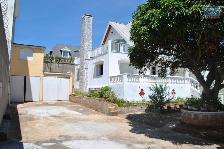 A louer une villa à étage F5, dans un quartier calme , en sécurité ,avec vue sur le lac à Ambohibao