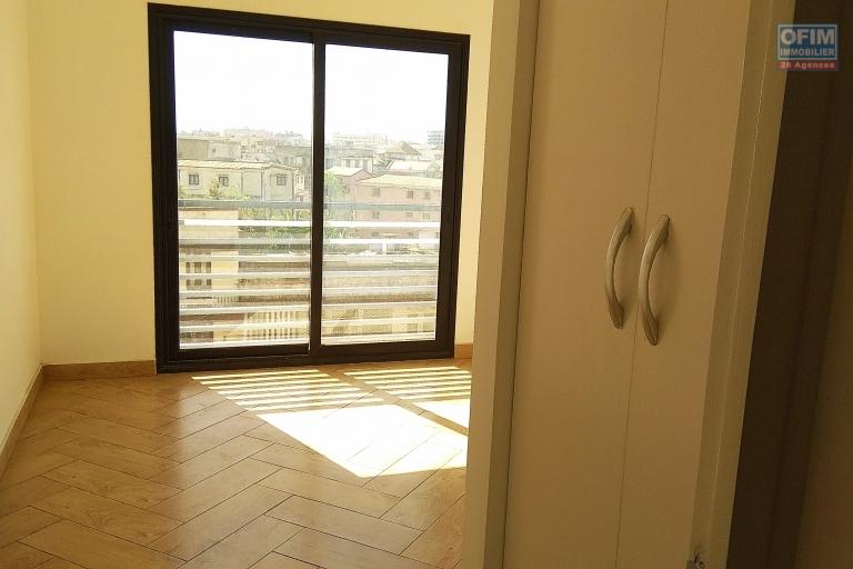 Appartement T4 neuf dans une résidence sécurisée avec ascenseur et parking intérieur à 4 mn à pieds de shoprite et école A à ampefiloha