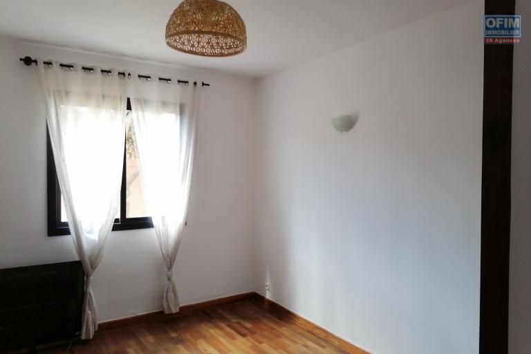 Villa moderne style cubique de type F5 dans une résidence hautement sécurisée à 5mn à pied de l'école primaire française C Ambohibao et à 10 minutes de l'aéroport
