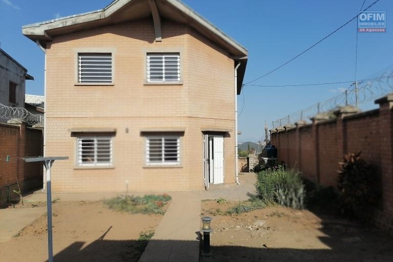 À louer une villa à étage de type F5 située à Ambohibao Andranoro avec accès facile et proximité de toutes les commodités comme marché, centre commercial et transport en commun. (NON DISPONIBLE)