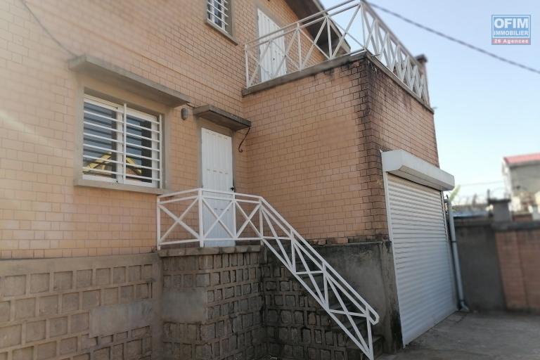 À louer une villa à étage de type F5 située à Ambohibao Andranoro avec accès facile et proximité de toutes les commodités comme marché, centre commercial et transport en commun. (NON DISPONIBLE)