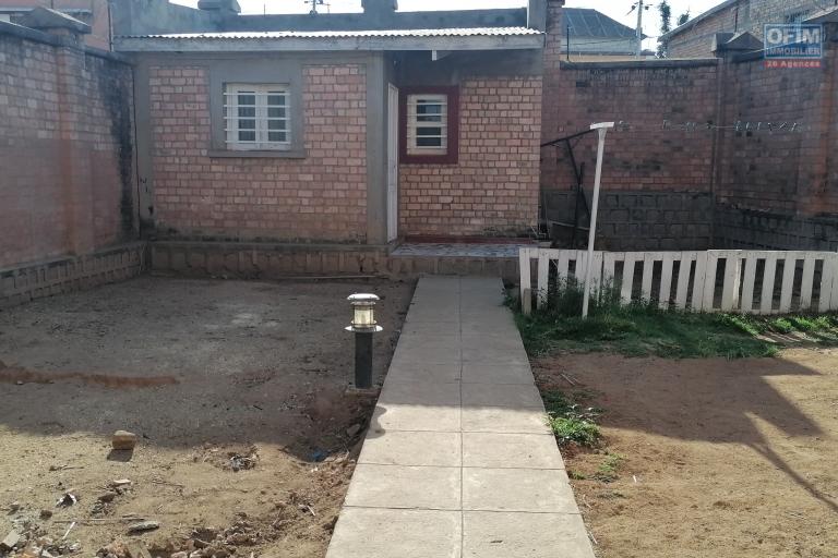 À louer une villa à étage de type F5 située à Ambohibao Andranoro avec accès facile et proximité de toutes les commodités comme marché, centre commercial et transport en commun