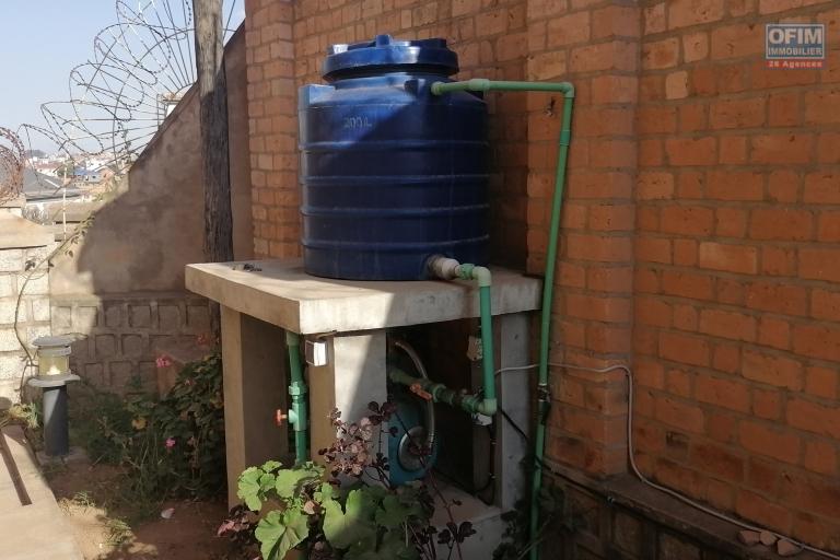 À louer une villa à étage de type F5 située à Ambohibao Andranoro avec accès facile et proximité de toutes les commodités comme marché, centre commercial et transport en commun