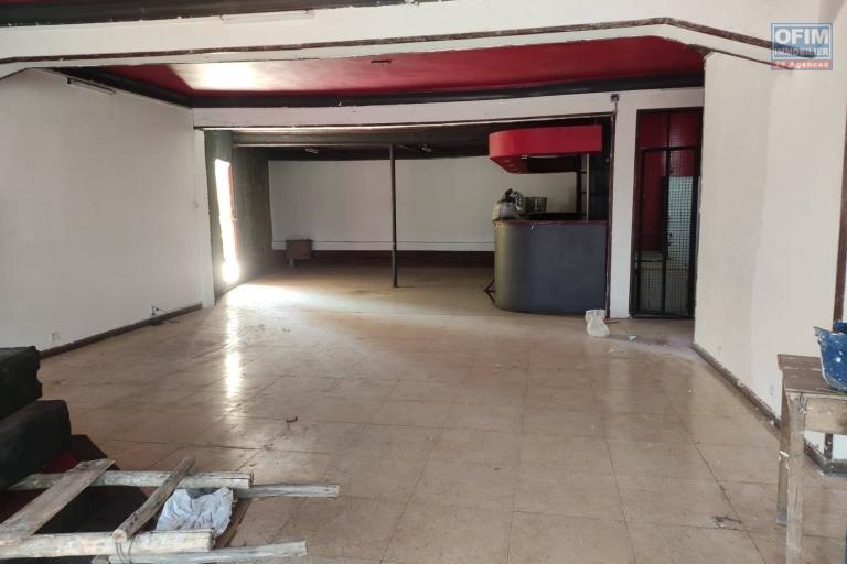 OFIM Immobilier offre en location un local commercial de 100m2 au 1er étage et bord de route sis à Analamahitsy