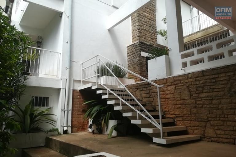 OFIM offre en location une villa F5 avec jardin et parking à Ambodivoanjo Ivandry tout près de 'école