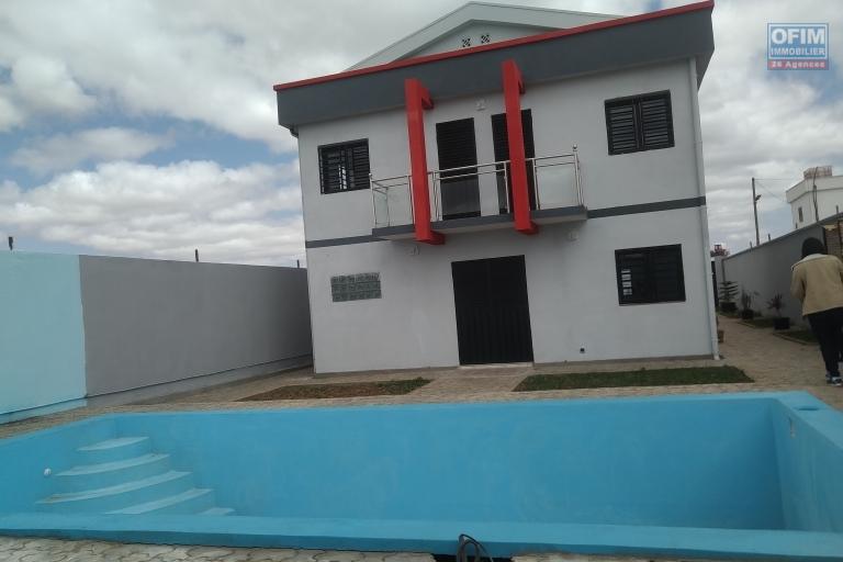 Villa F5 à étage, neuve, avec piscine sise à Alasora- Antananarivo