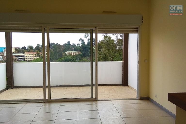 Location d'un appartement T3 avec vue, près du parc zoologiques dans une résidence sécurisée à Tsimbazaza