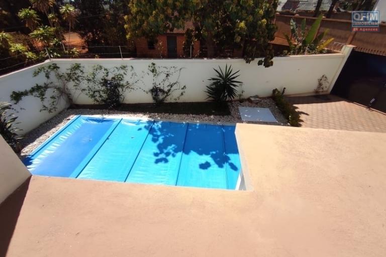 OFIM offre en location une villa F5 à étage meublée et équipée avec piscine et parking sis à Mahatony Ivandry.LOUE