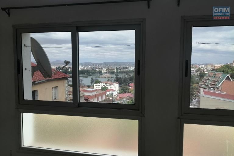 Appartement T3 à Ambatonakanga, en plein centre ville avec une vue sur le lac. (NON DISPONIBLE)