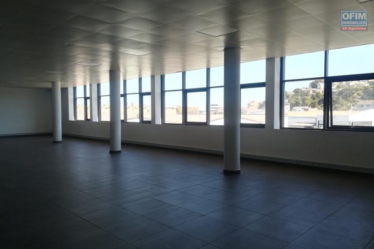 Deux locaux de 190m2 à Andraharo Ambodivonkely Ambohimanarina