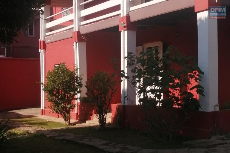 A louer une belle villa traditionnelle à étage F7 se trouvant au bord de route et dans un quartier résidentiel à Faravohitra
