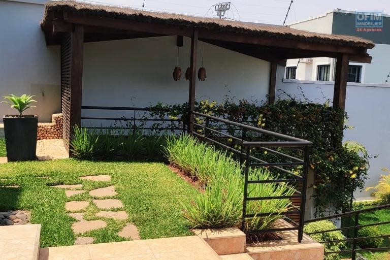 OFIM offre en location un appartement T2 de 50m2 à Tsarasaotra Soavimasoandro avec un petit jardin et parking privé.