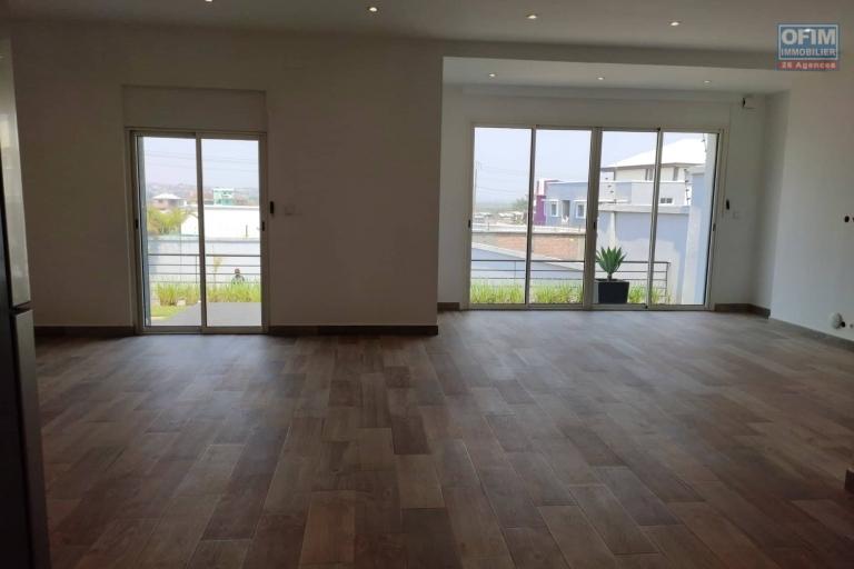 OFIM offre en location un appartement T3 de 93m2 à Tsarasaotra Soavimasoandro avec un petit jardin et parking privé.