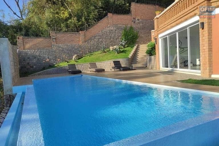 Un grand appartement T5 de 208m2 avec piscine &agrave; d&eacute;bordement &agrave; 20mn de l'Ambassade de France sur haute ville &agrave; Ambohipotsy ( CONTACT LALAINA )