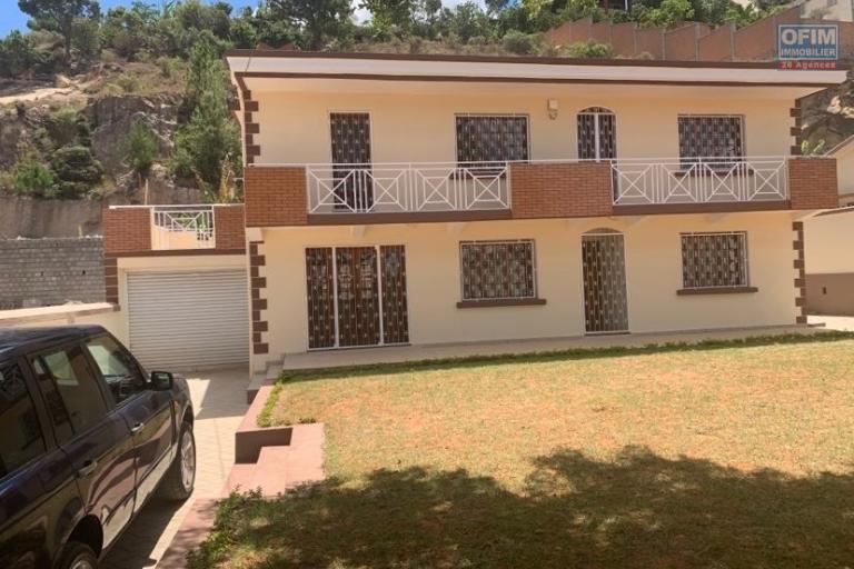 A louer une villa F6 à étage à Ambatomaro Antananarivo