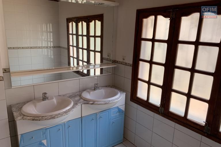 A louer une villa F6 à étage à Ambatomaro Antananarivo