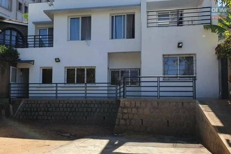 OFIM immobilier offre une villa a étage F5 sise à Tsimbazaza à usage bureau ou habitation