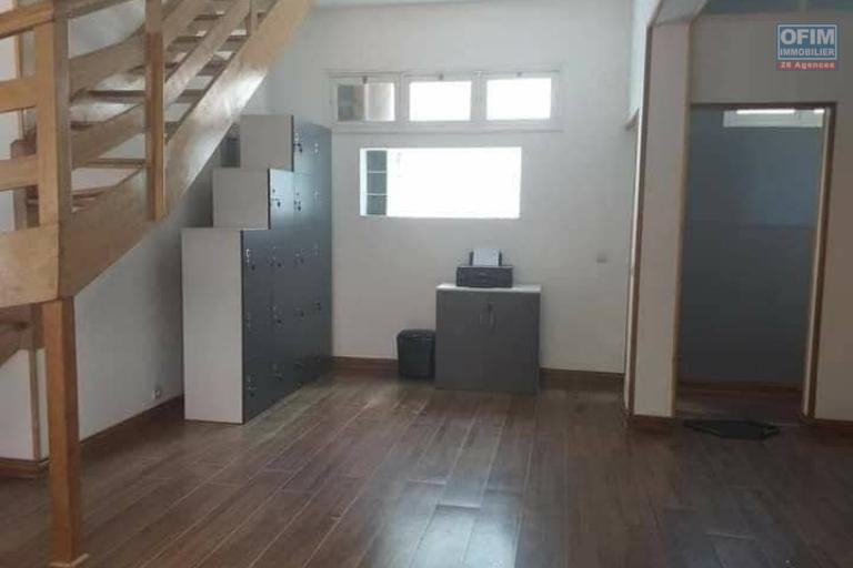 OFIM immobilier offre une villa a étage F5 sise à Tsimbazaza à usage bureau ou habitation.LOUE