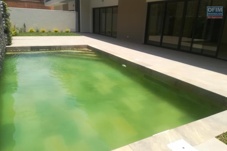 Belle villa neuve F6 à Ambatobe avec piscine dans une résidence sécurisée ( NON DISPONIBLE )