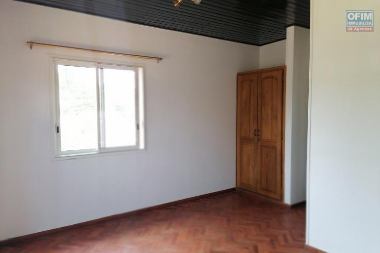 À louer une villa à étage style traditionnelle de type F5 avec piscine dans un quartier résidentiel proximité de toutes les commodités sis à Ambohibao