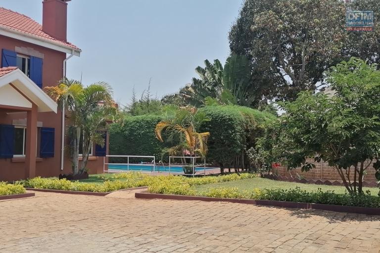 À louer une villa à étage style traditionnelle de type F5 avec piscine dans un quartier résidentiel proximité de toutes les commodités sis à Ambohibao (NON DISPONIBLE)