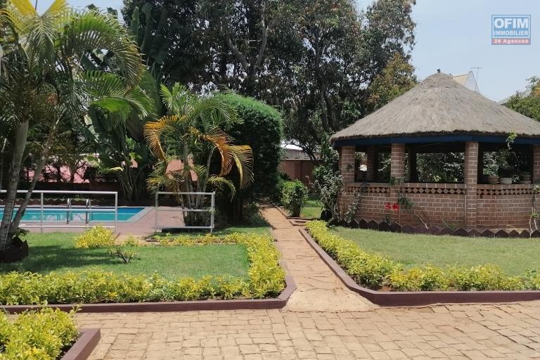 À louer une villa à étage style traditionnelle de type F5 avec piscine dans un quartier résidentiel proximité de toutes les commodités sis à Ambohibao