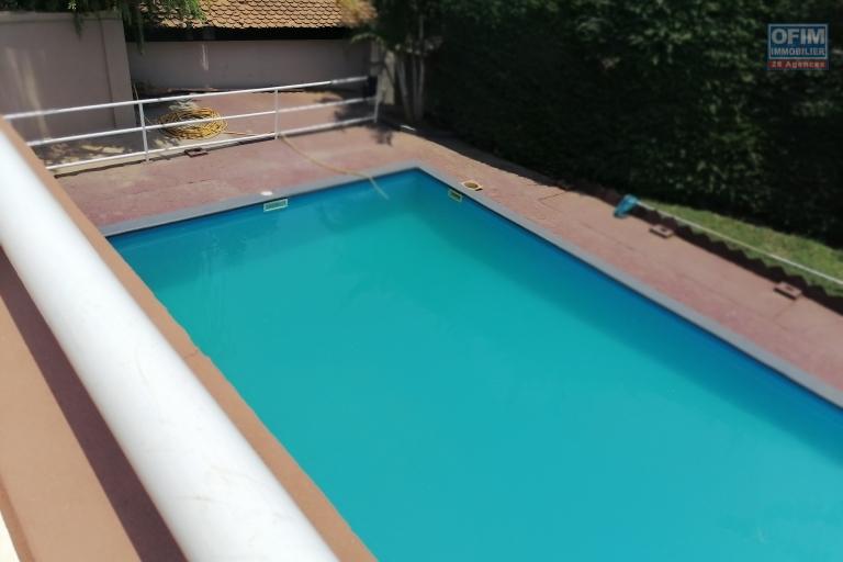 À louer une villa à étage style traditionnelle de type F5 avec piscine dans un quartier résidentiel proximité de toutes les commodités sis à Ambohibao (NON DISPONIBLE)