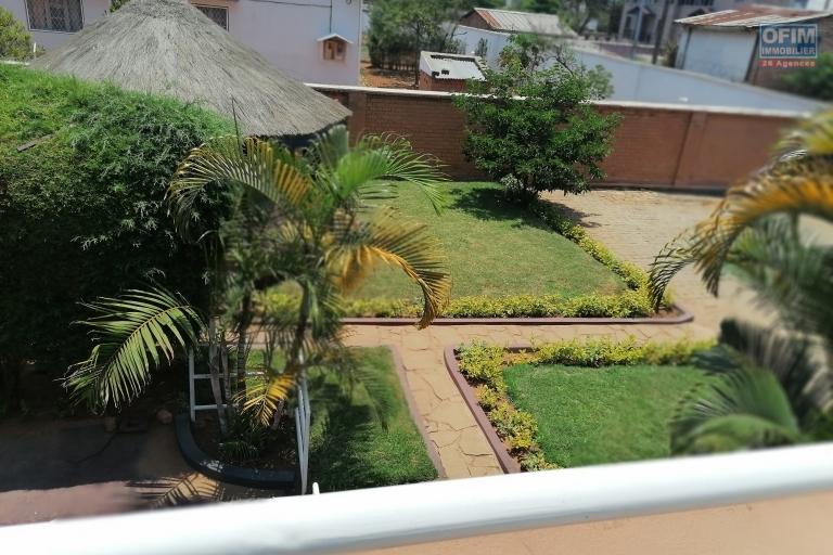 À louer une villa à étage style traditionnelle de type F5 avec piscine dans un quartier résidentiel proximité de toutes les commodités sis à Ambohibao
