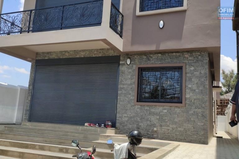 OFIM immobilier offre en location deux Villas neuves à étage F4 sis à Androhibe qui est à moins de 5min d'Ivandry.
