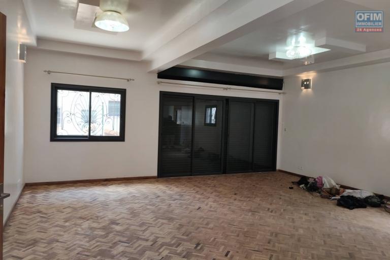 OFIM immobilier offre en location deux Villas neuves à étage F4 sis à Androhibe qui est à moins de 5min d'Ivandry.