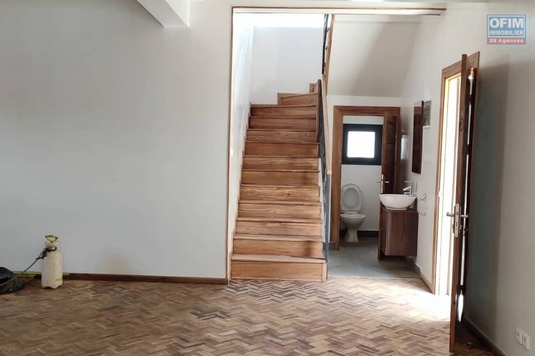 OFIM immobilier offre en location deux Villas neuves à étage F4 sis à Androhibe qui est à moins de 5min d'Ivandry.
