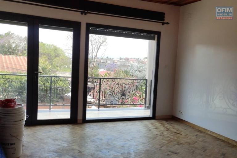 OFIM immobilier offre en location deux Villas neuves à étage F4 sis à Androhibe qui est à moins de 5min d'Ivandry.