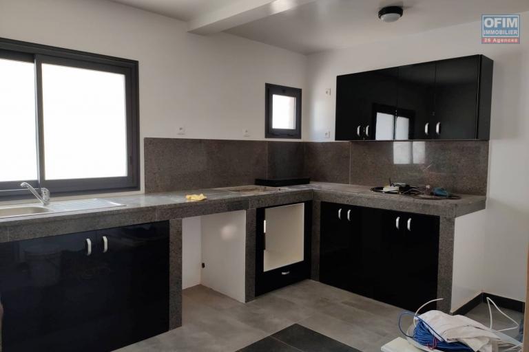 OFIM immobilier offre en location deux Villas neuves à étage F4 sis à Androhibe qui est à moins de 5min d'Ivandry.