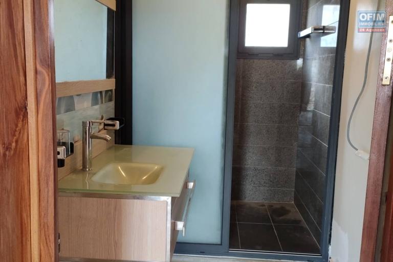 OFIM immobilier offre en location deux Villas neuves à étage F4 sis à Androhibe qui est à moins de 5min d'Ivandry.