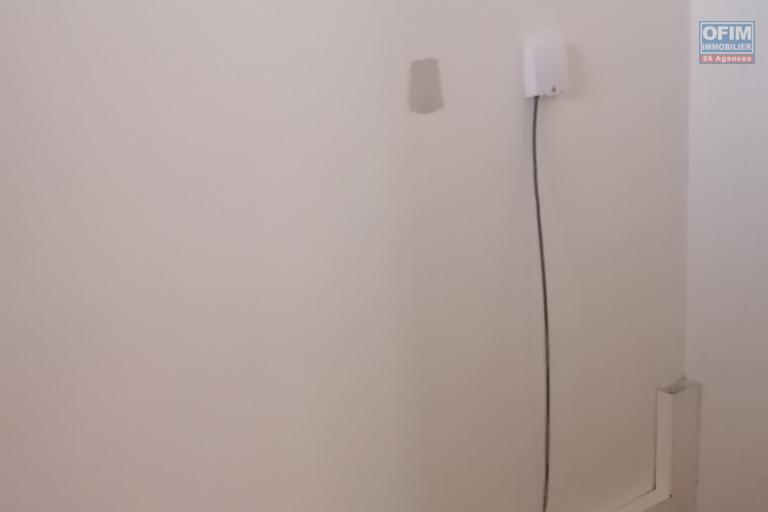 À louer un appartement en duplex de type T6 à usage mixte bureau ou habitation déjà équipé fibre optique à proximité de toutes les commodités sis à Ampefiloha (NON DISPONIBLE)