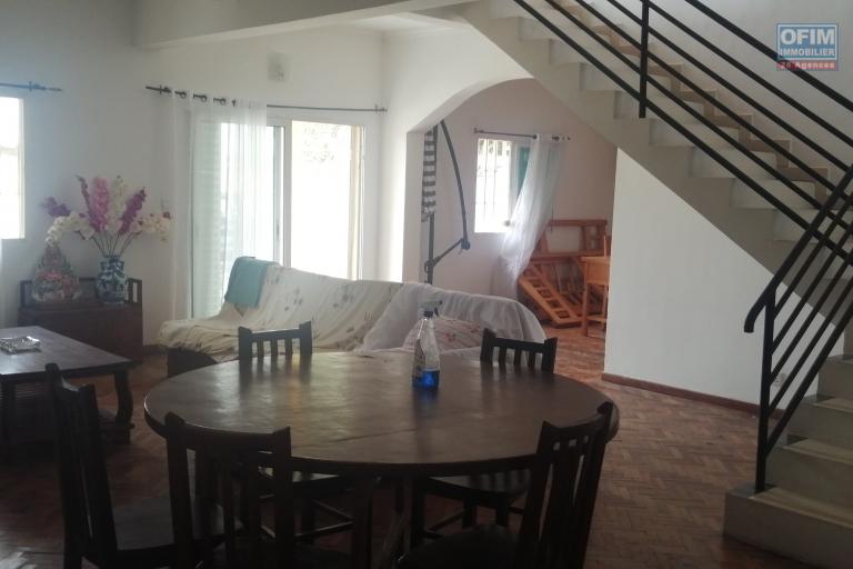 Villa F5 à étage , semi-meublé dans un endroit calme et en sécurité à Ambohibao Manerinerina (NON DISPONIBLE)