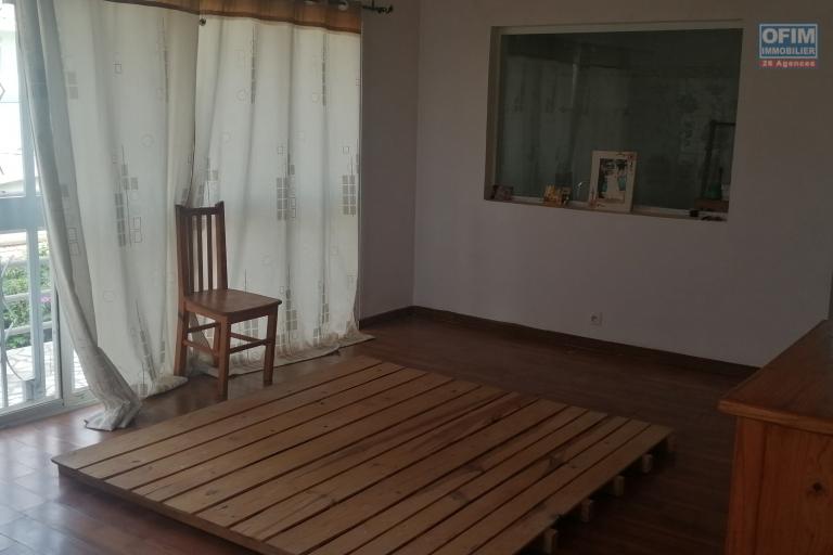 Villa F5 à étage , semi-meublé dans un endroit calme et en sécurité à Ambohibao Manerinerina