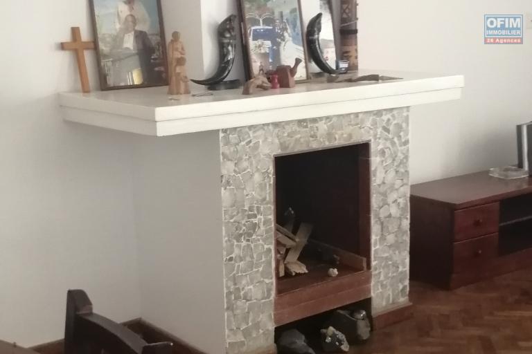 Villa F5 à étage , semi-meublé dans un endroit calme et en sécurité à Ambohibao Manerinerina