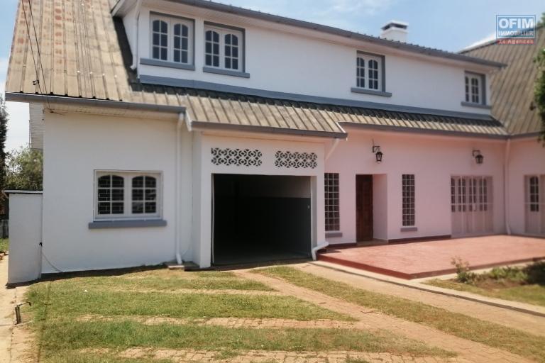 Une villa F7 à 5mn de l'école Française C à Ambohibao