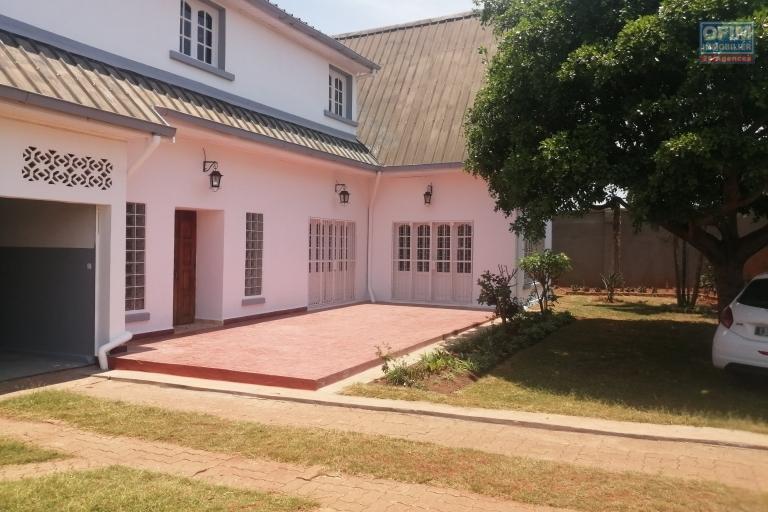 Une villa F7 à 5mn de l'école Française C à Ambohibao