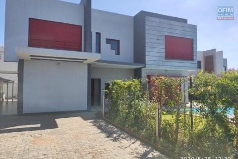 Une villa F4 avec piscine dans une résidence sécurisée à Ankadimbahoaka