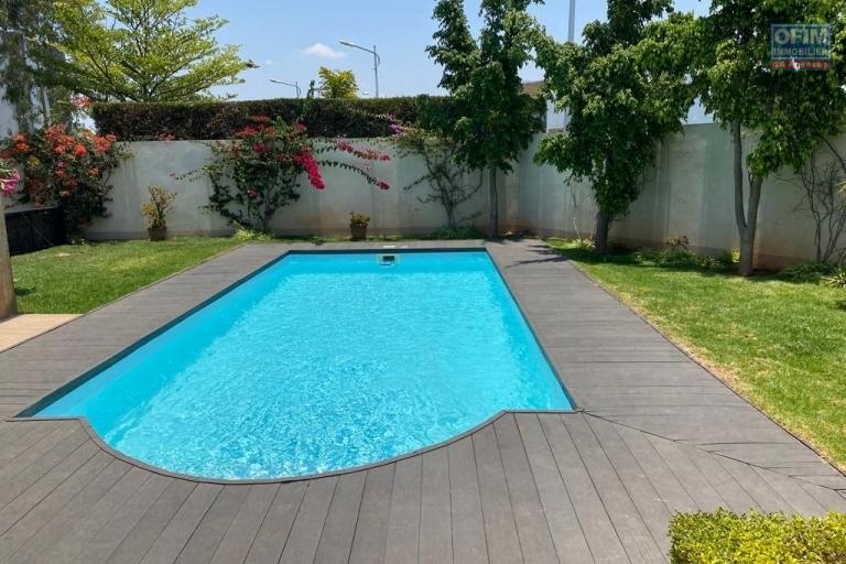 Une villa F4 avec piscine dans une résidence sécurisée à Ankadimbahoaka