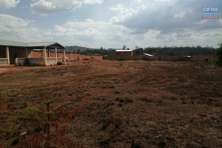 Un terrain clôturé de 3000m2 sis à Anosiala Ambohidratrimo, interessant pour les transporteurs.